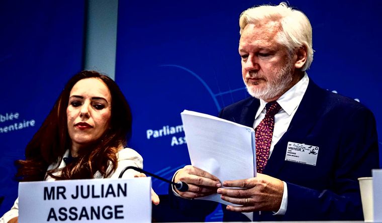 El fundador de WikiLeaks, Julian Assange y su esposa Stella Assange, asisten a una audiencia en el Consejo de Europa en Estrasburgo, Francia. Foto: Efe.