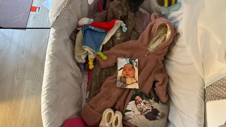 Keira todavía guarda una cuna junto a su cama y otra en el salón de su apartamento, junto con ropa de bebé y pañales.