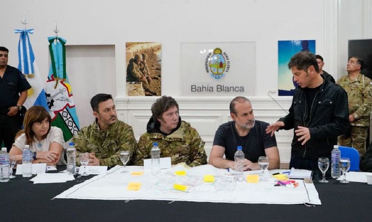 El presidente Javier Milei viajó a Bahía Blanca para monitorear junto a algunos de sus ministros el trabajo de asistencia del Gobierno a los afectados por las inundaciones en la ciudad bonaerense. Foto: NA