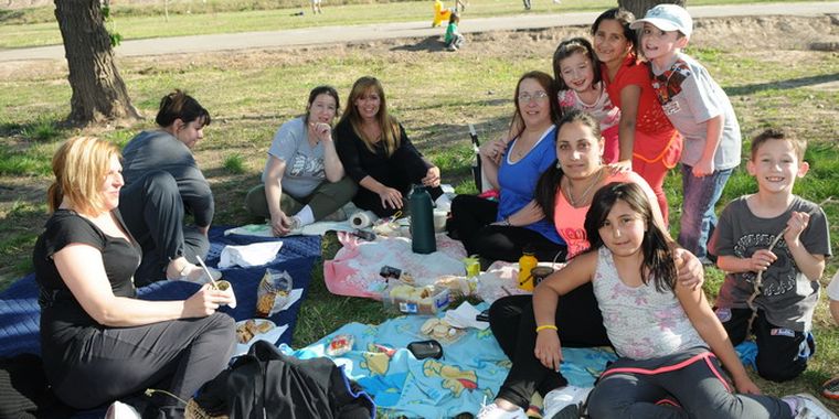 Las chicas, festejando con los niños la Primavera. Foto: Pachy Reynoso/MDZ