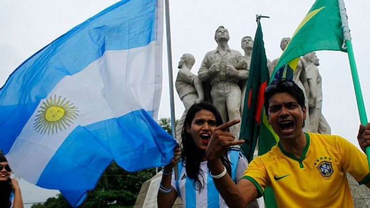 Bangladesh vive con pasión la histórica rivalidad entre Brasil y Argentina. Foto: Getty Images