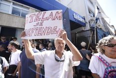 Los trabajadores de Télam realizaron un abrazo simbólico en la sede central de la agencia de noticias Foto: Juan Mateo Aberastain / MDZ