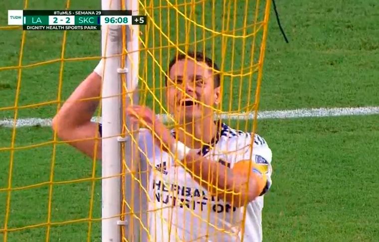 El Chicharito Hernández falló un penal sobre la hora queriéndola picar.