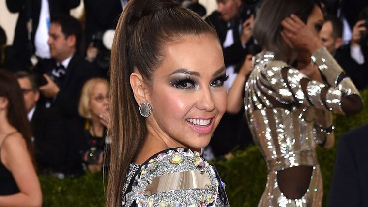 Thalía utiliza sus diseños, pero también apuesta a marcas de lujo como zapatillas Dolce & Gabbana, atuendos Versace y joyas de Gucci Foto: Caras MX