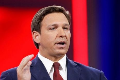 La promulgación de la ley por gobernador republicano de Florida, Ron DeSantis, coincidió con el primer día del Mes del Orgullo. Foto: REUTERS