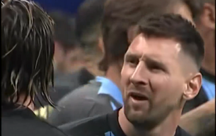 El capitán ya se encuentra en el campo de juego. Foto: Captura