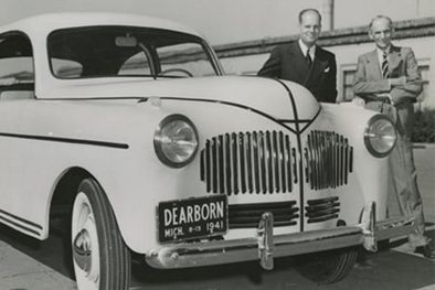 MDZol | Henry Ford (der.) presentando su auto hecho de plástico en 1941. Foto: THE HENRY FORD/FORD MOTOR COMPANY