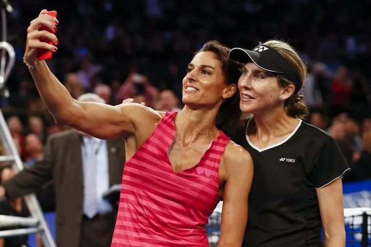Monica Seles junto a Gabriela Sabatini, en un partido de exhibición disputado en 2015 en el Madison Square Garden. Monica Seles junto a Gabriela Sabatini, en un partido de exhibición disputado en 2015 en el Madison Square Garden.