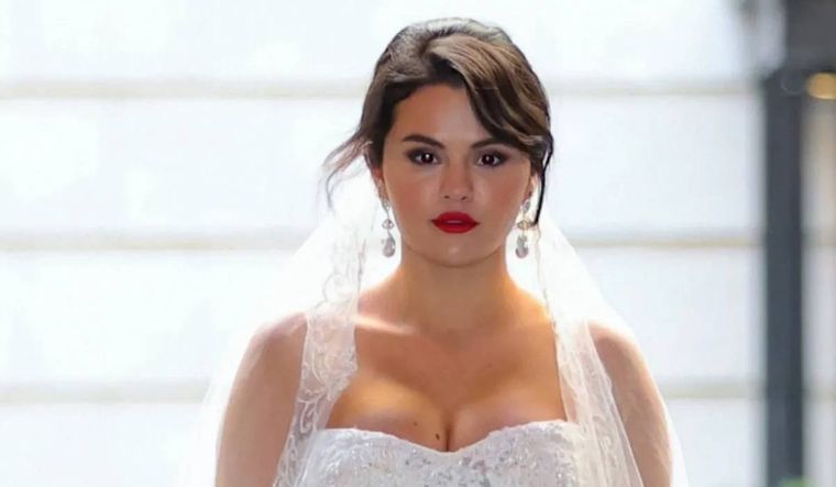 Selena Gómez sorprendió a todos con su outfit de novia.