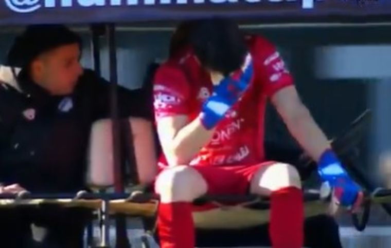 El exarquero de Godoy Cruz se retiró del partido en el carrito sanitario y con serias muestras de dolor.