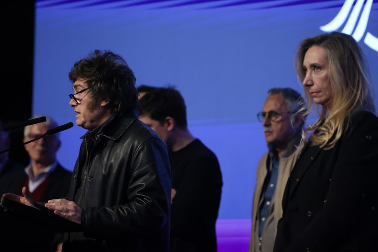 Javier Milei y las primeras reacciones tras el golpe en Buenos Aires.&nbsp;