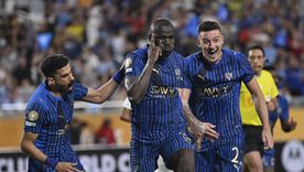 Kalidou Koulibaly de Al Hilal celebra su gol con Ali Lajami y Sergej Milinkovic-Savic. El elenco árabe hizo historia frente al poderoso Manchester City. 
