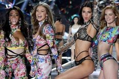 Las modelos Winnie Harlow, Gigi Hadid, Kendall Jenner y Alexina Graham aparecieron en el último desfile de Victorias Secret en 2018. Foto: GETTY IMAGES