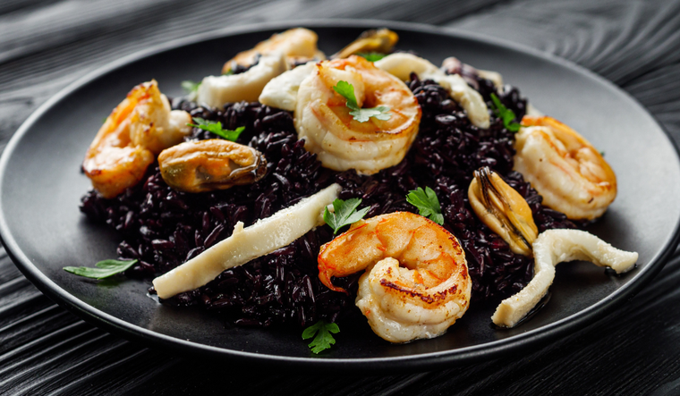 Algunas versiones de la receta incorporan alioli, servido encima o al costado, para aportar un contraste cremoso y aromático.