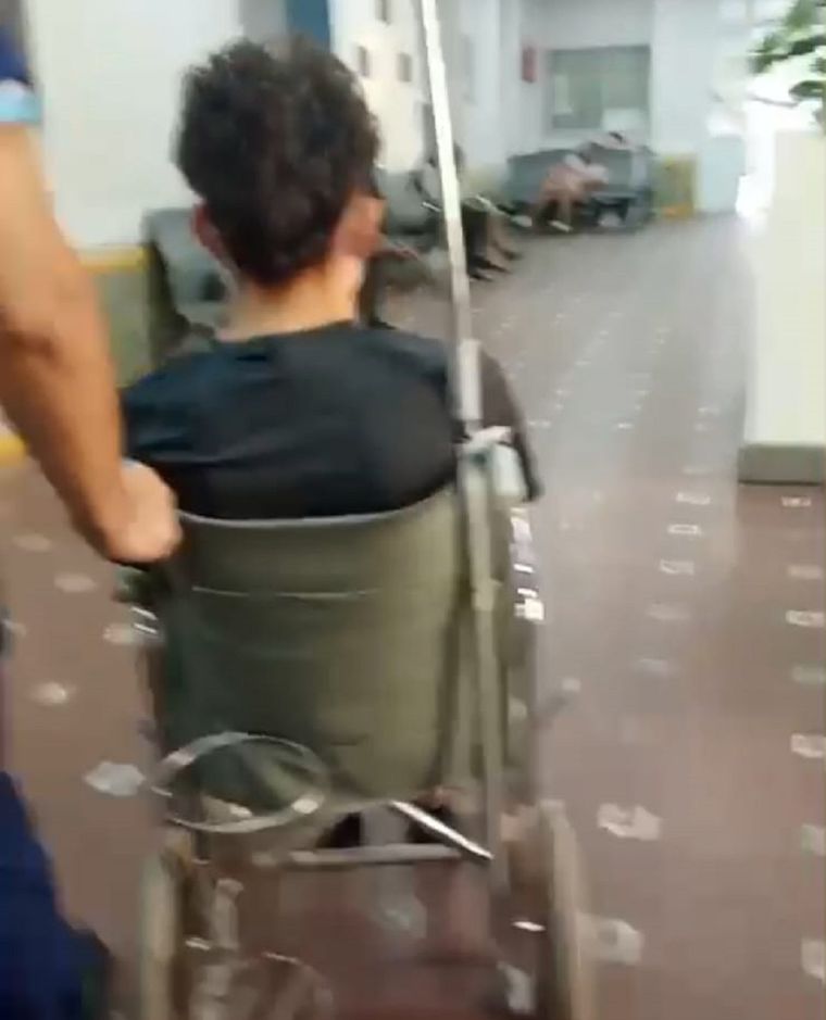 El momento en el que Lautaro Gutiérrez dejó el hospital Español. El momento en el que Lautaro Gutiérrez dejó el hospital Español.