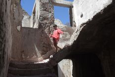 Un niño baja por la endeble estructura. Foto: Walter Moreno/Mdz