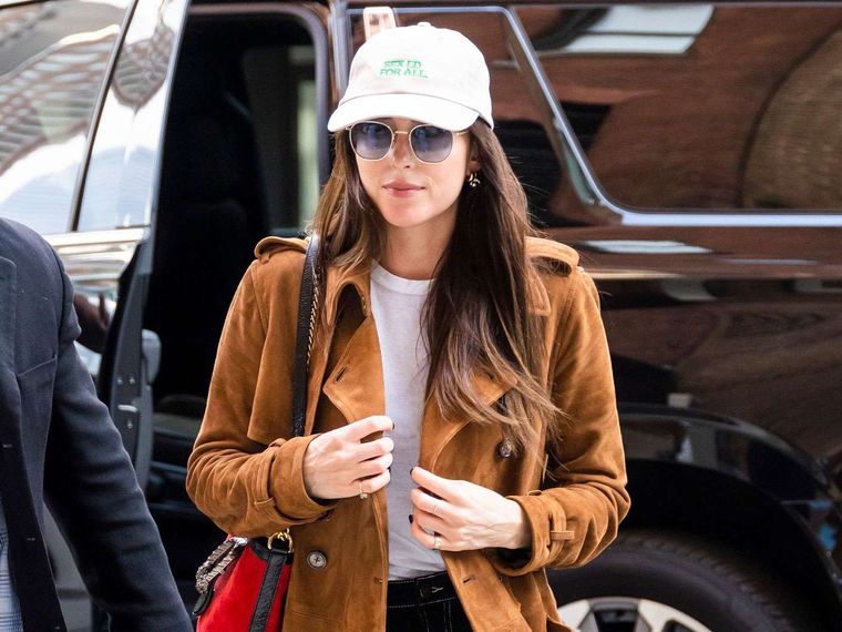 Cuatro looks de famosas, con prendas básicas, para combinar la tendencia de las gorras Foto: InStyle
