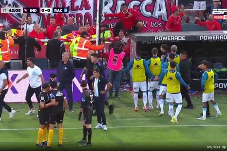 El tenso cruce entre los plateístas de Independiente y los suplentes de Racing. El tenso cruce entre los plateístas de Independiente y los suplentes de Racing.