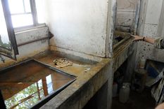 Ácido nítrico Espacios reducidos para manipular materiales tóxicos. Otro de los problemas que presenta el edificio. Foto: Luis Alberto Reynoso