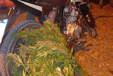 Durante su intento de fuga, el motociclista descartó más de tres kilos de droga.
