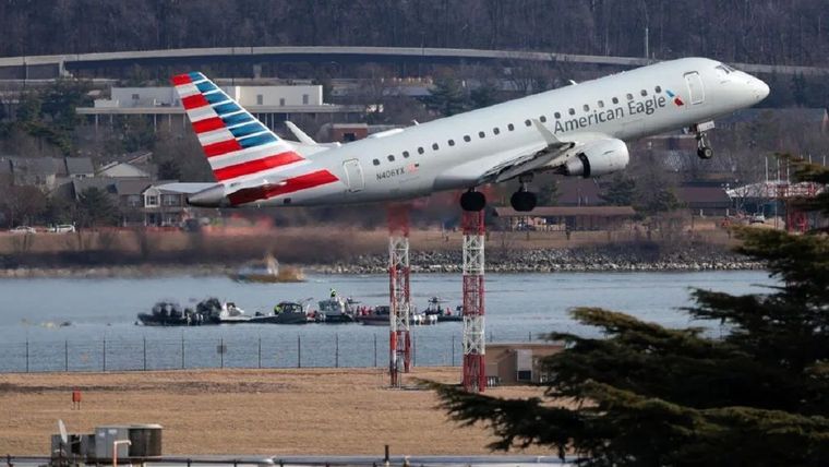 El avión comercial de American Airlines y el helicóptero del ejército cayeron a unos metros del aeropuerto Ronald Reagan. Foto: BBC