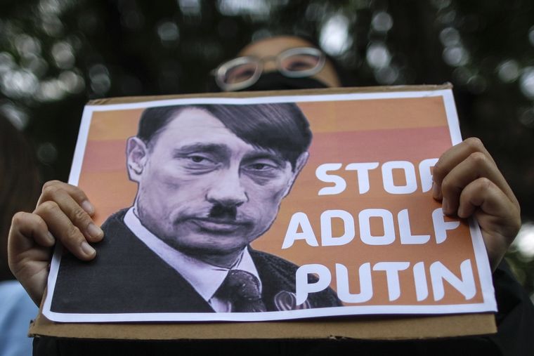 Rusos y ucranianos protestan contra Vladimir Putin Foto: EFE