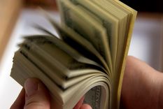 el dolar negro baja a $7,82 y el oficial cerro a $5,07