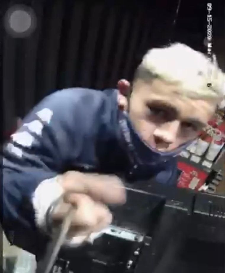 Flagrante Los delincuentes operan con impunidad y se llevan los objetos tomándose su tiempo.