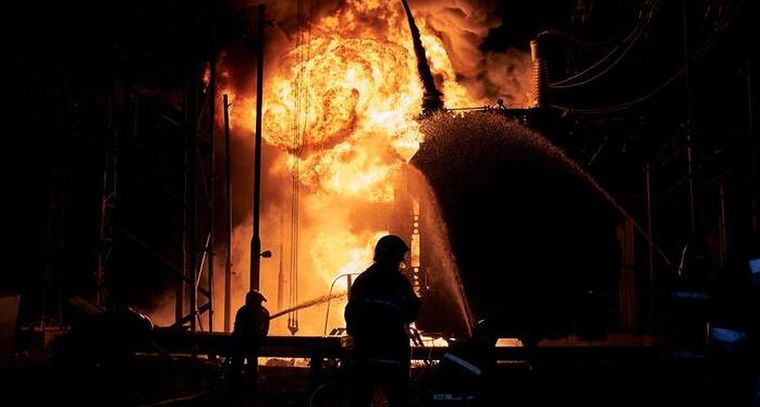 Cohetes rusos bombardearon una central eléctrica en Járkov Foto: DW