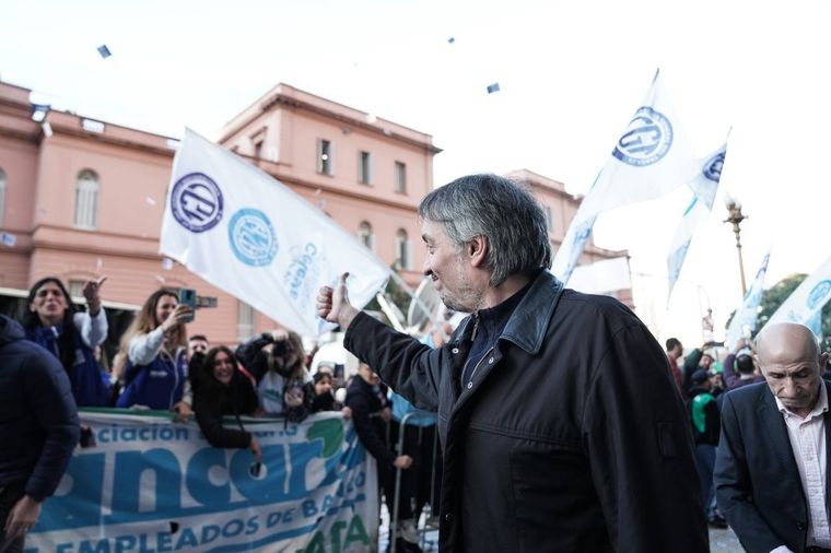 El diputado nacional Máximo Kirchner estuvo presente junto al candidato a presidente de Unión por la Patria, Sergio Massa, durante el acto realizado este lunes en la Plaza de Mayo