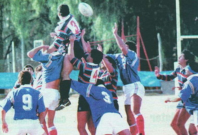 Federico Méndez (3) disputa un line en lo alto.