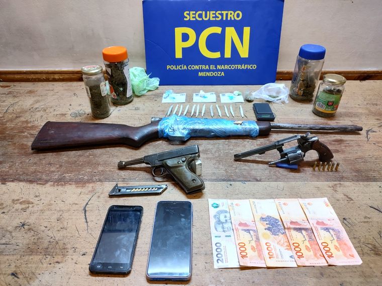 La Policía Contra el Narcotráfico confiscó drogas, una balanza de precisión y armas de fuego Foto: Ministerio de Seguridad de Mendoza