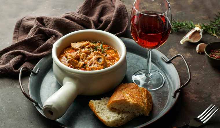 La caldereta nació como una receta de pastores, quienes cocinaban el cordero recién sacrificado en calderas de hierro, aprovechando hierbas y vino del entorno para dar sabor.
