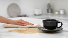 La mesada de la cocina es uno de los lugares que más limpios deben estar Foto: Shutterstock