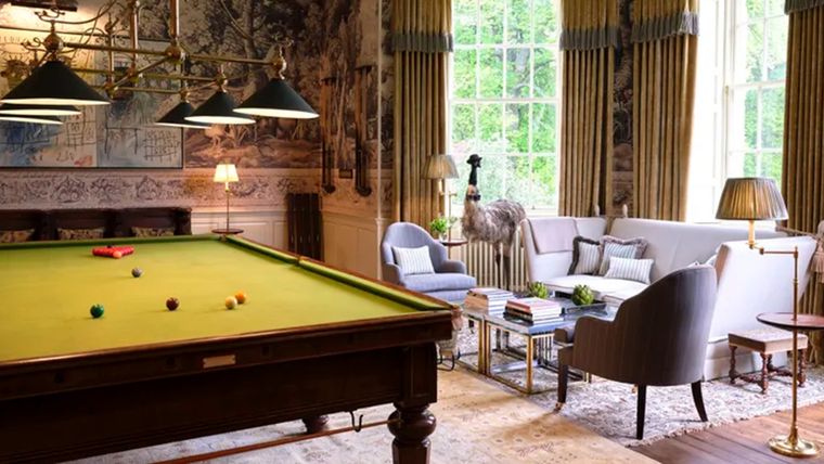 Aquí la mesa de billar ocupa el espacio central, con mucho espacio junto al ventanal. Foto: VSP Interiors