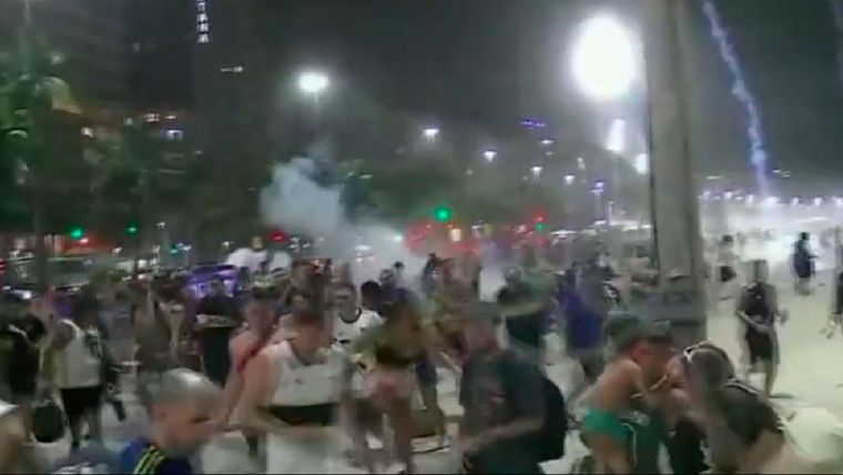 Los hinchas de Boca volvieron a ser reprimidos por la Policía en Copacabana Foto: Captura ESPN