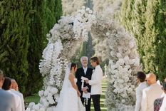 Millie Bobby Brown reveló sus dos vestidos nupciales después de cinco meses de su boda Foto: Instagram