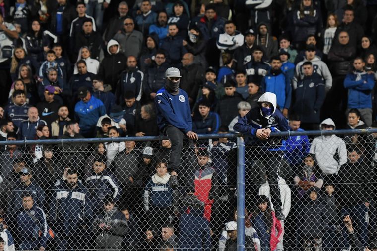 Hinchas de la Lepra trepados al alambrado. Foto: Santiago Tagua / MDZ