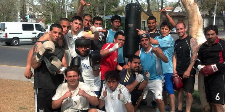 Aprenden unos de otros, bajo la supervisión de Rocky. Foto: Horacio Yacante