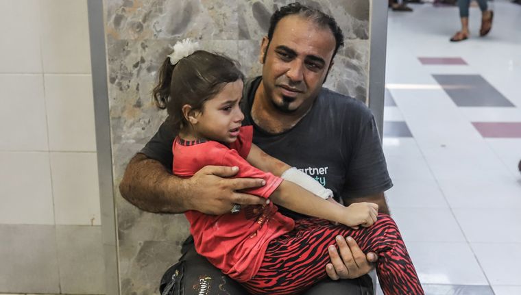 Ya van para 5.000 las niñas y niños muertos en Franja de Gaza. Foto: Dpa.