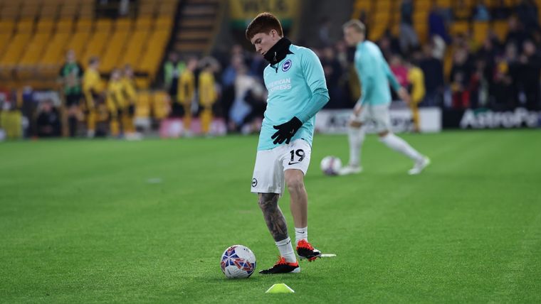 Barco volvió al banco de suplentes de Brighton. Foto: @OfficialBHAFC