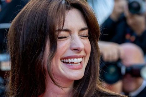 Con un zapato roto, Anne Hathaway se levanta con todo el glamour que la caracteriza. / Getty Images Con un zapato roto, Anne Hathaway se levanta con todo el glamour que la caracteriza. / Getty Images