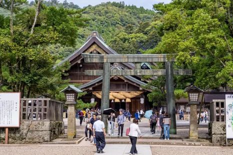 Conocido como uno de los lugares de poder de Japón, el santuario Izumo Taisha es un sitio popular para casarse. Foto: GETTY IMAGES
