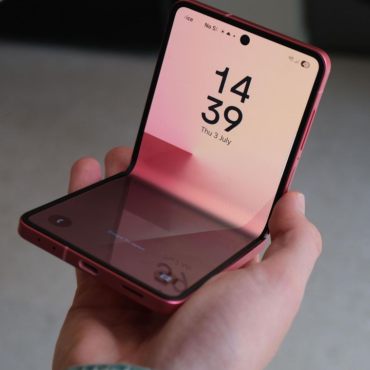 La pantalla del plegable de Samsung utilizará una tecnología de doble capa de vidrio para ofrecer una superficie de visualización lisa y sin irregularidades. La pantalla del plegable de Samsung utilizará una tecnología de doble capa de vidrio para ofrecer una superficie de visualización lisa y sin irregularidades.