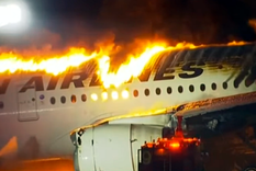 El avión de Japan Airlines quedó totalmente destruido. Foto: Captura de pantalla.