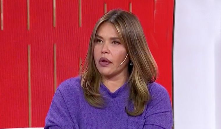 Nazarena Vélez lloró al aire por el libro de Benjamín Vicuña. Foto: Captura de video América TV