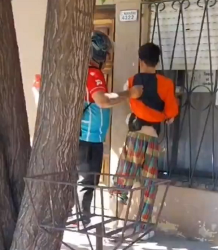 Delivery entrega al presunto ladrón Foto: captura de video