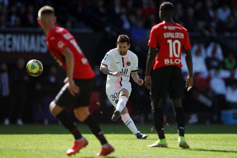 Leo estuvo muy cerca de marcar dos golazos Foto: EFE