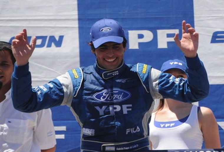 Ponce de León, festeja en el podio montado en el Ángel Pena. Foto: marcelo ruiz