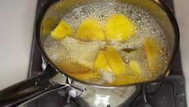 Hervir hojas de laurel y cáscaras de limón aromatiza la casa y purifica el aire. Foto: Shutterstock Hervir hojas de laurel y cáscaras de limón aromatiza la casa y purifica el aire. Foto: Shutterstock